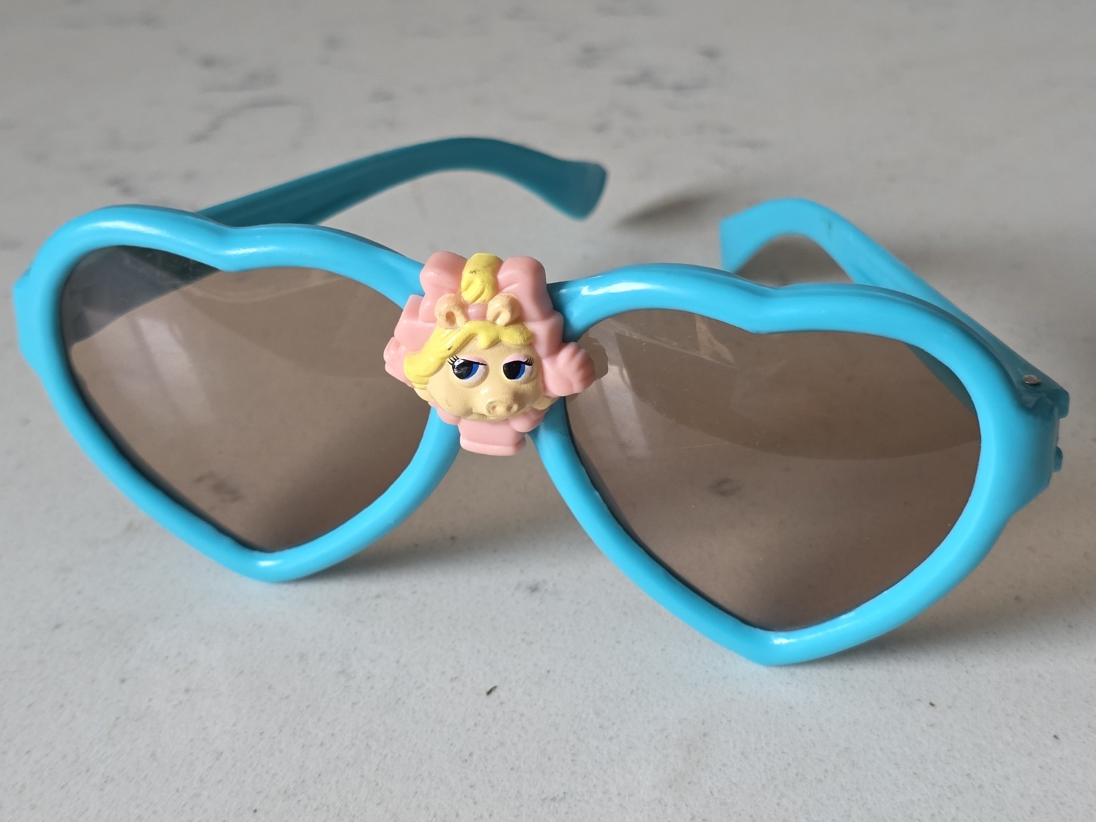 VTG 1980s Muppet Babies Miss Piggy Heart Sunglasses Blue with 3D Girl Charm RARE