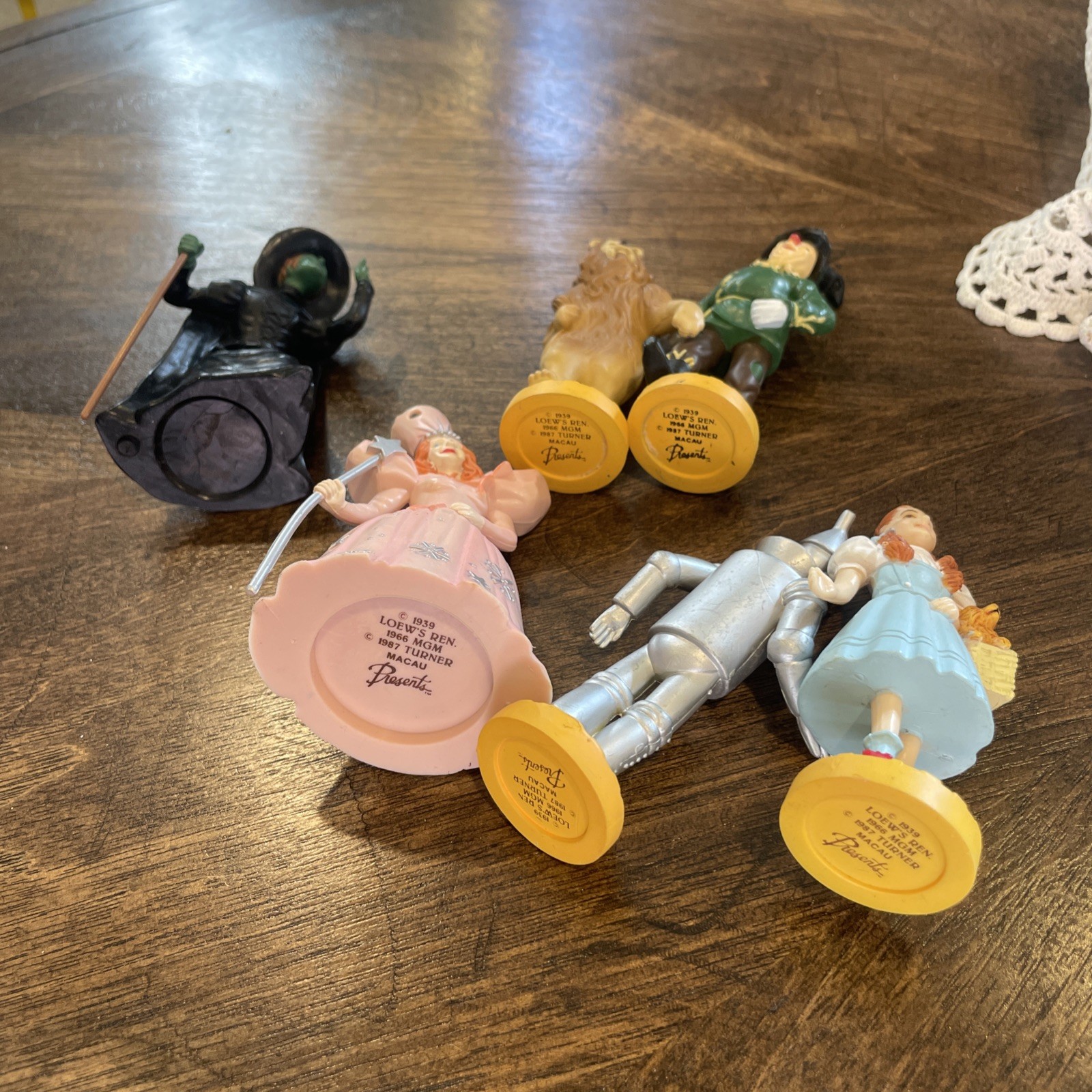 Vintage Wizard Of Oz Set Of 6 1939 Loew's Ren 1966 MGM 1987 Turner Macau Figures