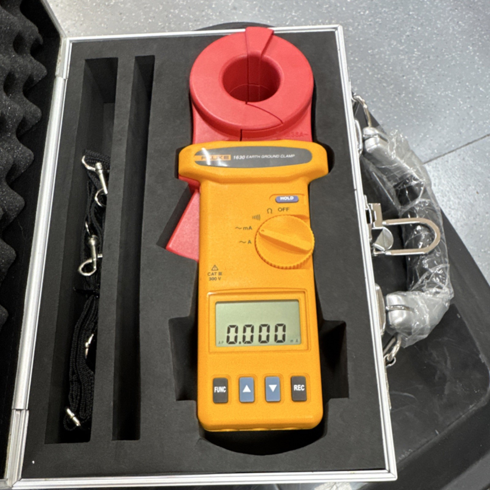 Fluke 1630 Earth Ground Clamp Meter Auto-Ranging with Case and Calibration Tool