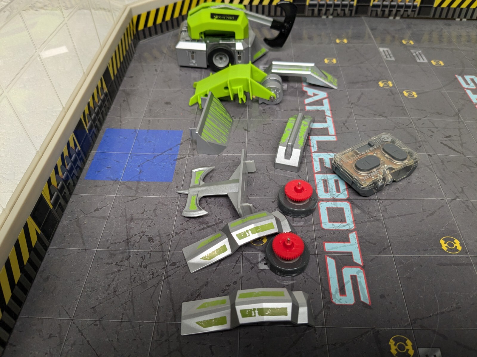 BATTLE BOTS HEXBUG LOT PRE-OWNED PRO ARENA & BOTS with What's Seen, Not Tested