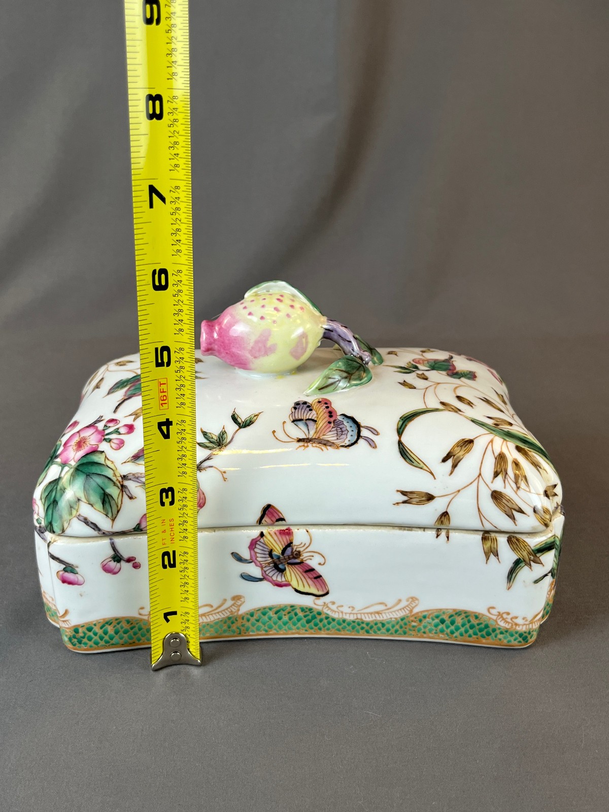 Hua Rong Tang Zhi Porcelain Hand-Painted 8" Lidded Box w/Pomegrante Finial: MINT