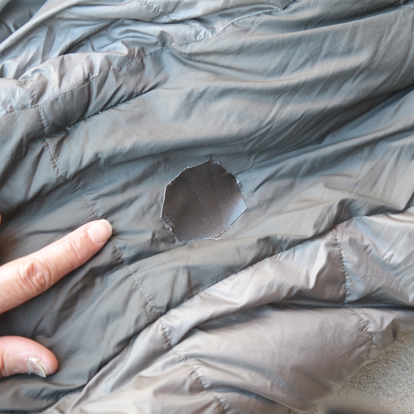 REI IGNEO Down Sleeping bag 80" X 30" rated 20 degrees (READ)