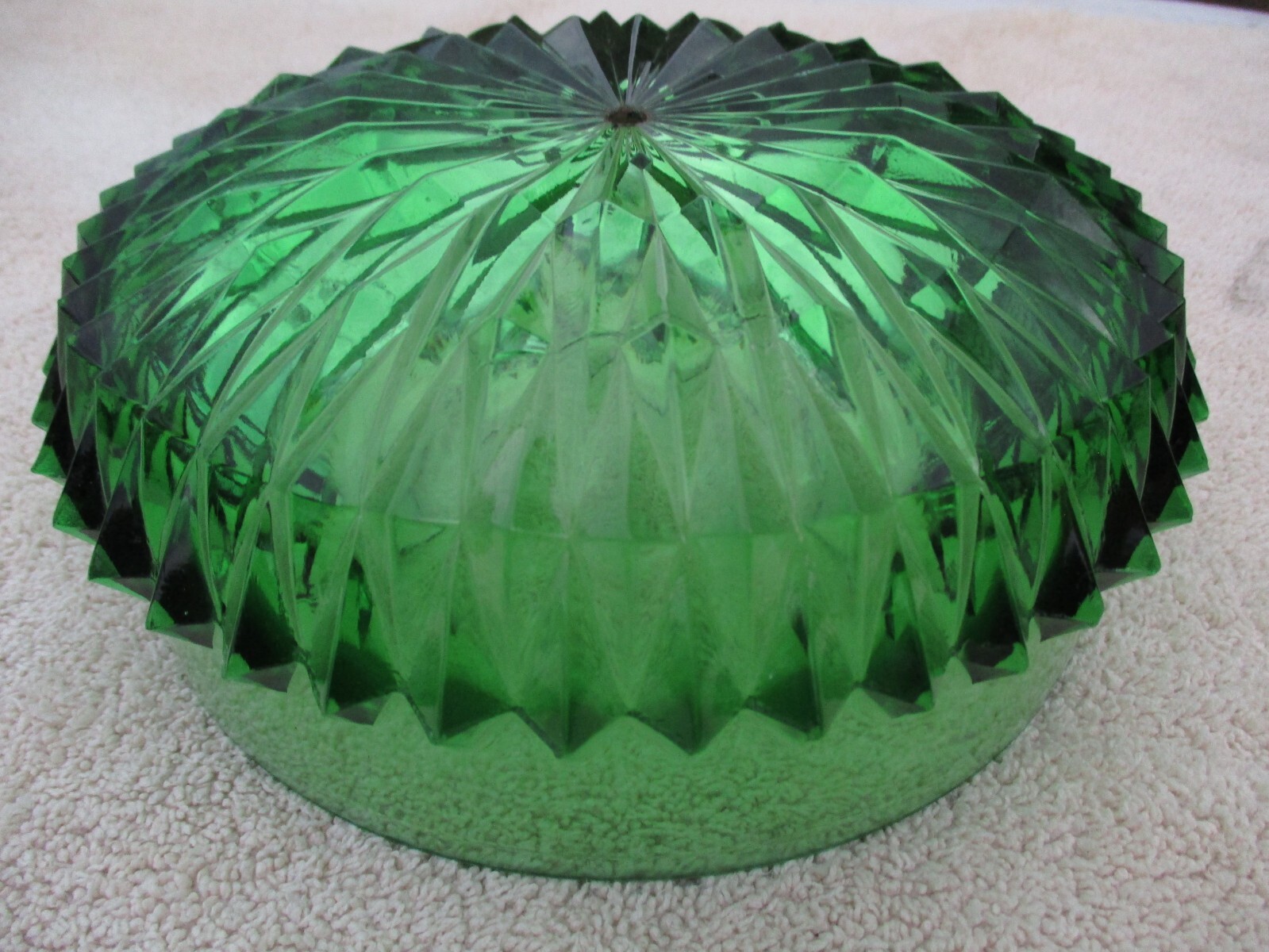 A VINTAGE ELEGANT, SPIKED, EMERALD GREEN GLASS LID/LAMP PART? MISSING FINIAL.