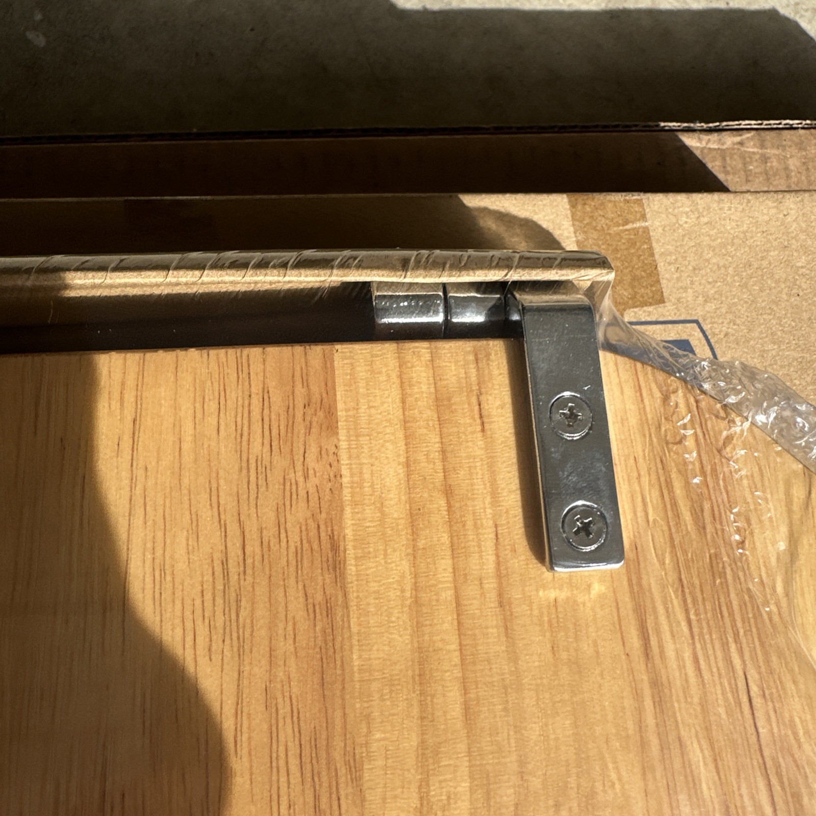 Jones Stephens C2B1R17CH Solid Oak round toilet seat w/ Crome Hardware (Sealed)