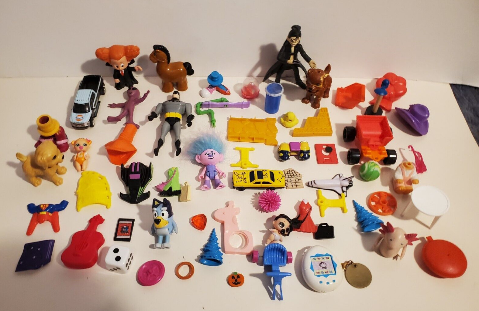 BIG LOT BOTTOM OF TOY BOX CLEAN OUT MINIATURES PARTS SMALL FAST FOOD PIECES (Y)