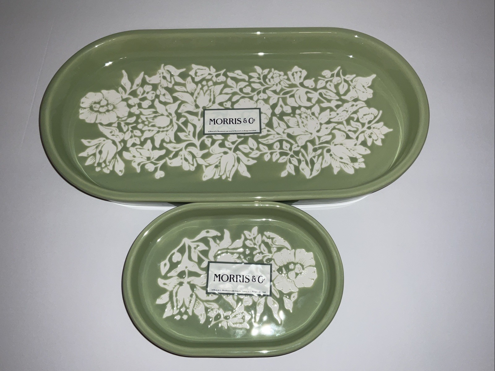 MORRIS & Co. GREEN WHITE ETCHED FLORAL EVERTED RIM CERAMIC 12.5 & 6.5 TRAYS NWT￼