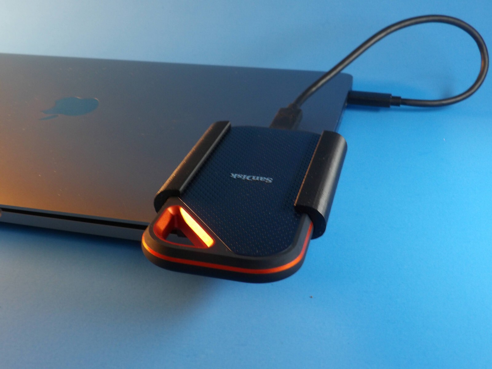 Perfect Sandisk Extreme Pro SSD Laptop Mount! (NO STICK, No Magnet, Secure)