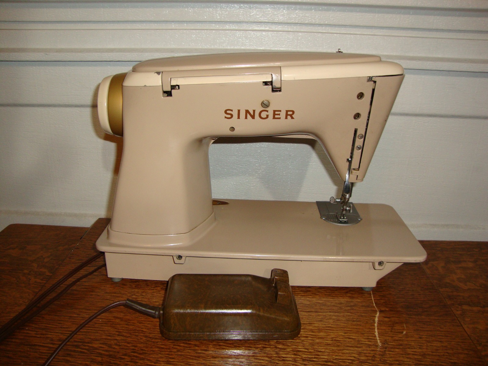 SINGER SEWING MACHINE MODEL 500A ROCKETEER , SERVICED
