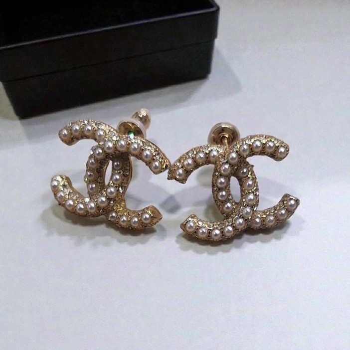 Pre Owned Chanel Pearl CC Logo Earrings CC Jewelry ( free shipping!)