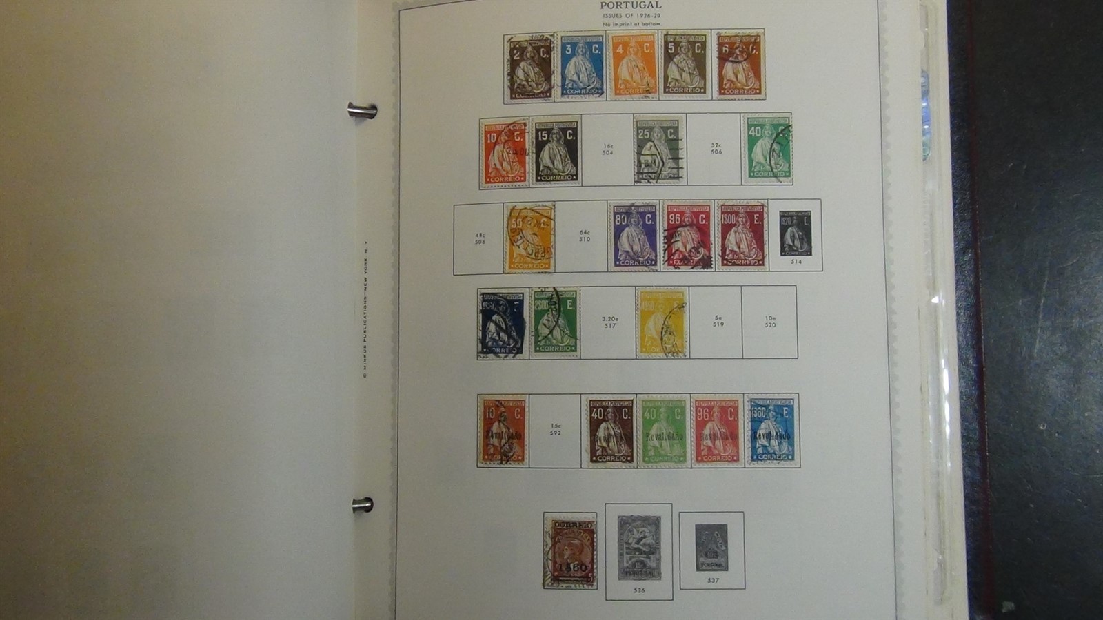 Stampsweis Portugal stamp collection in Minklus Specialty est 800 stamps to 1980