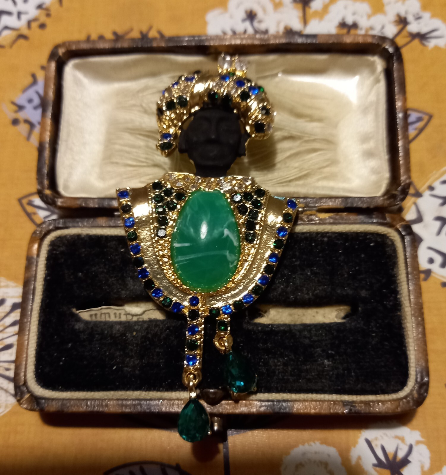 VINTAGE STYLE BLACK AFRICAN MAN SPARKLY JEWEL GEM GREEN GOLDTONE BROOCH STUNNING