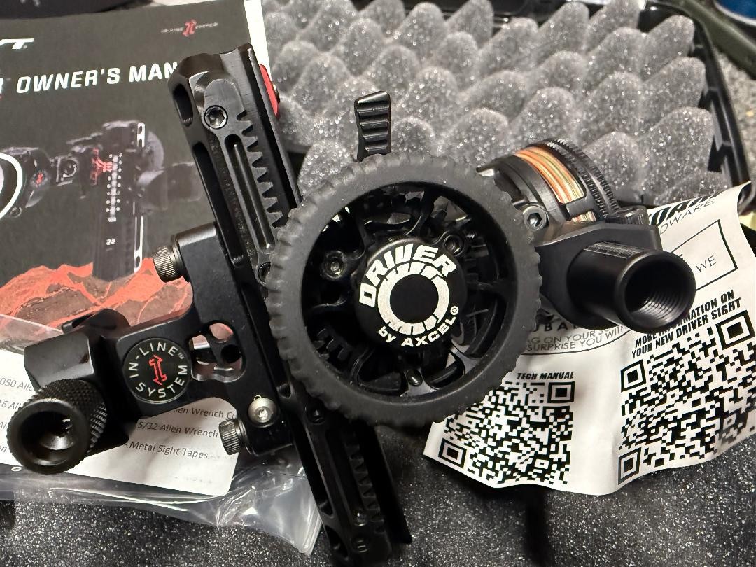 NEW 2025 Axcel Hoyt Driver AVX-31 Ranger .019 Pin Sight RH HOYT W/Case PIC Mount