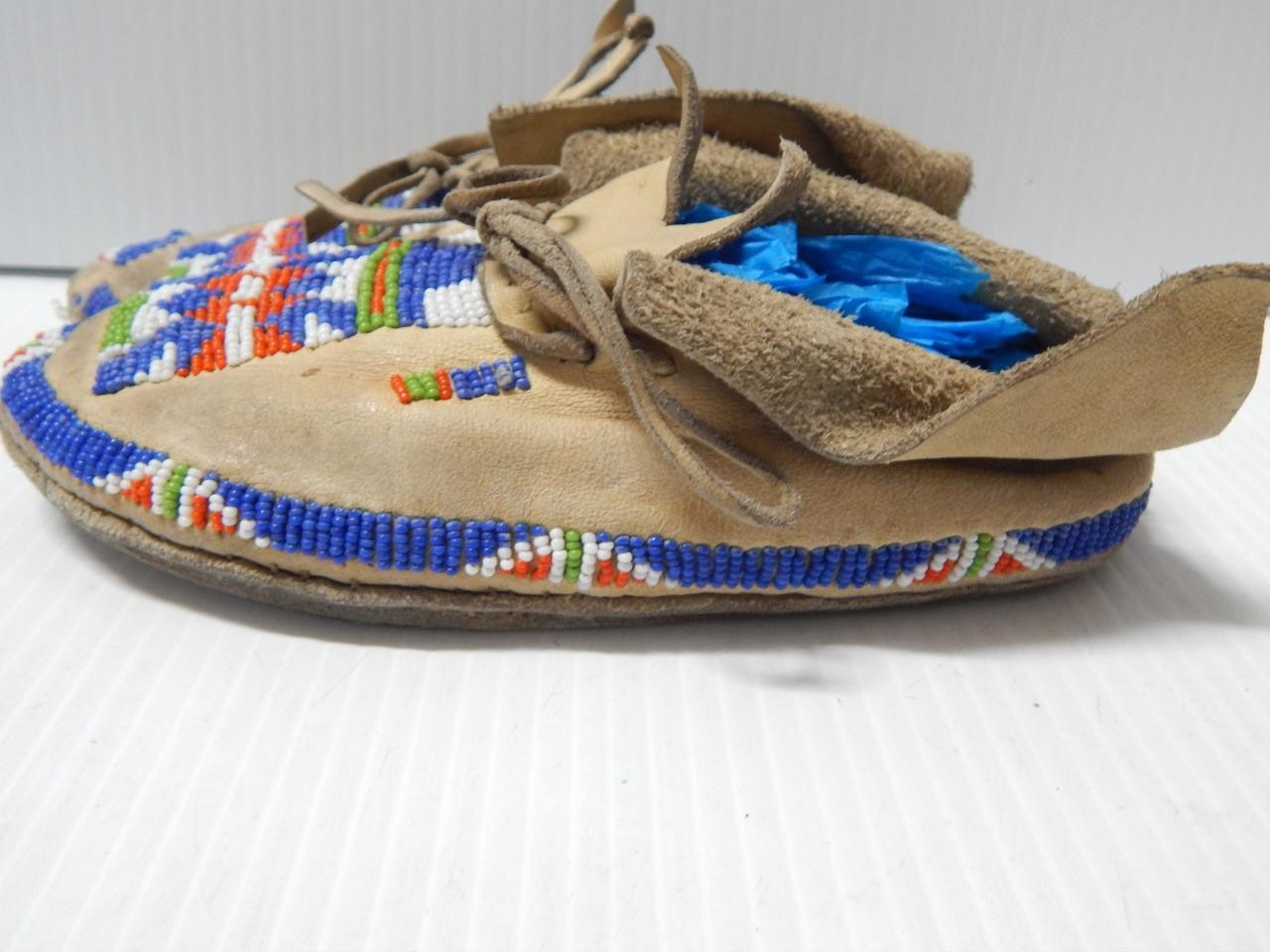 MINT VINTAGE 1940s era SO ARAPAHO INDIAN BEADED MOCCASINS - HARD SOLES - ADULT