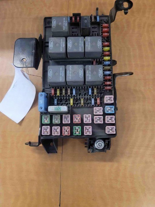 2003-2004 Ford F250 SD F350 SD Engine Fuse Box OEM