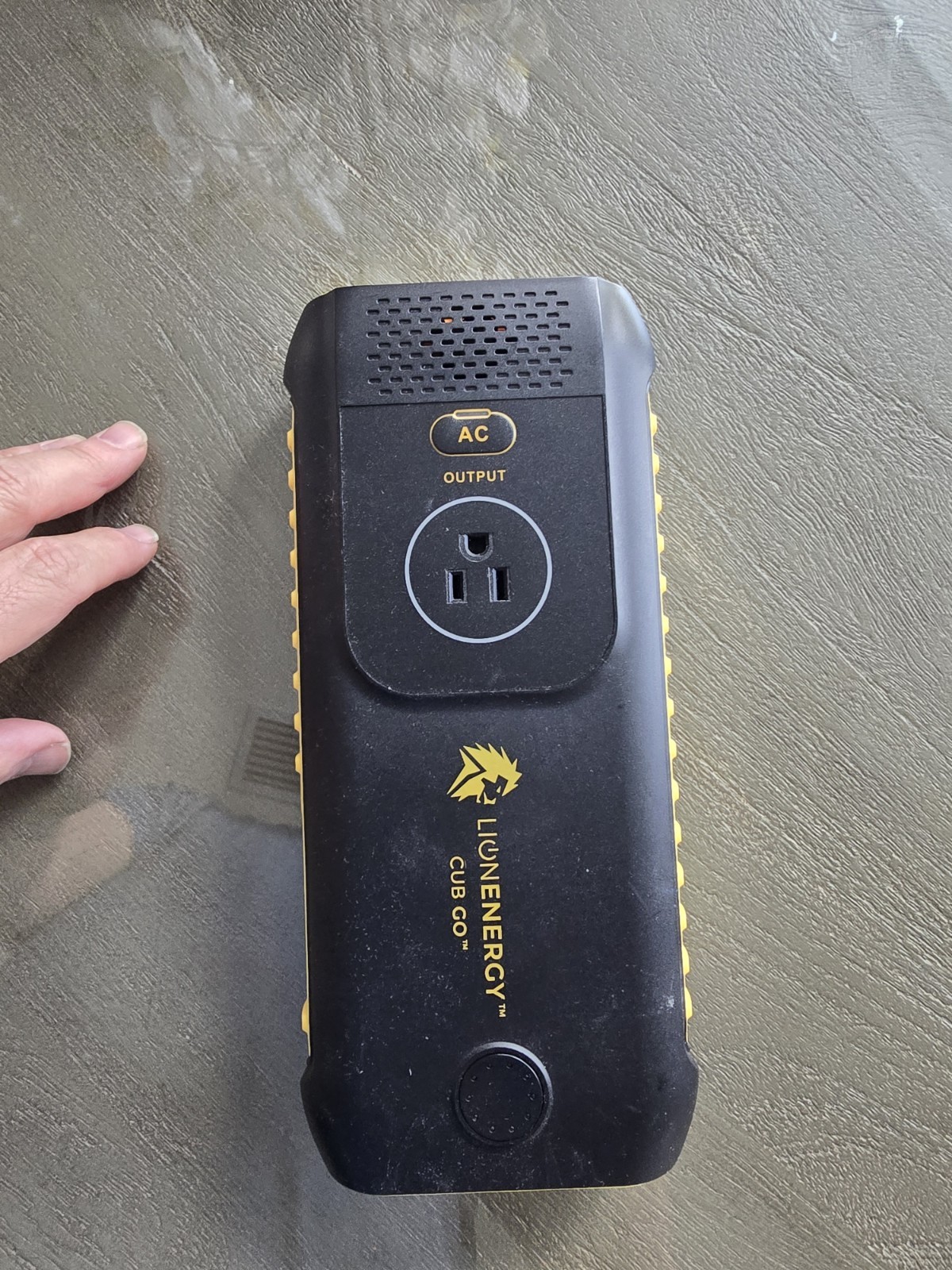 New Lion Energy Lion Cub GO Portable Power Unit 120Wh AC DC USB Solar