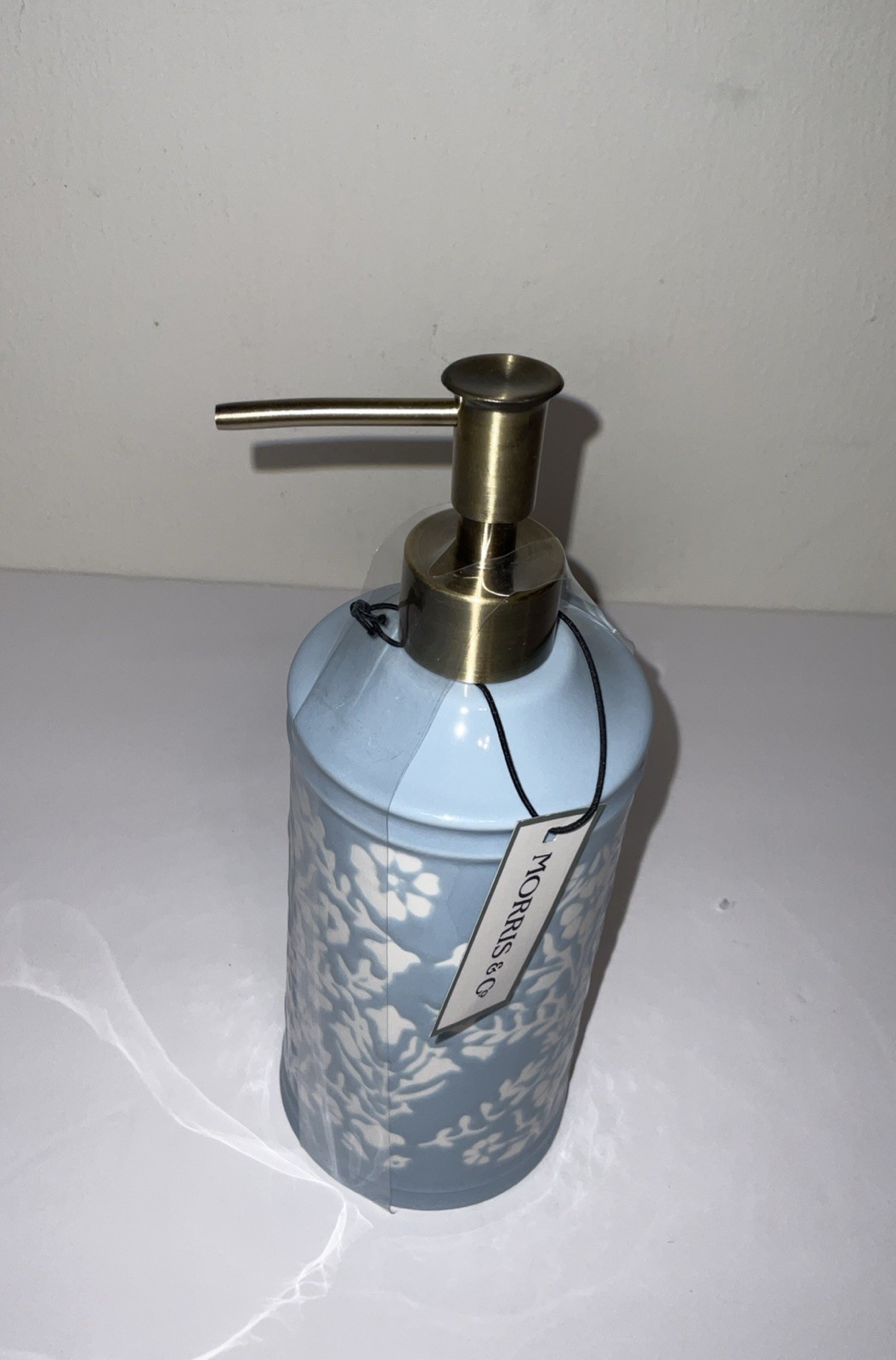 MORRIS & Co. BLUE WHITE ETCHED FLORAL BATHROOM VANITY CERAMIC SOAP PUMP NWT