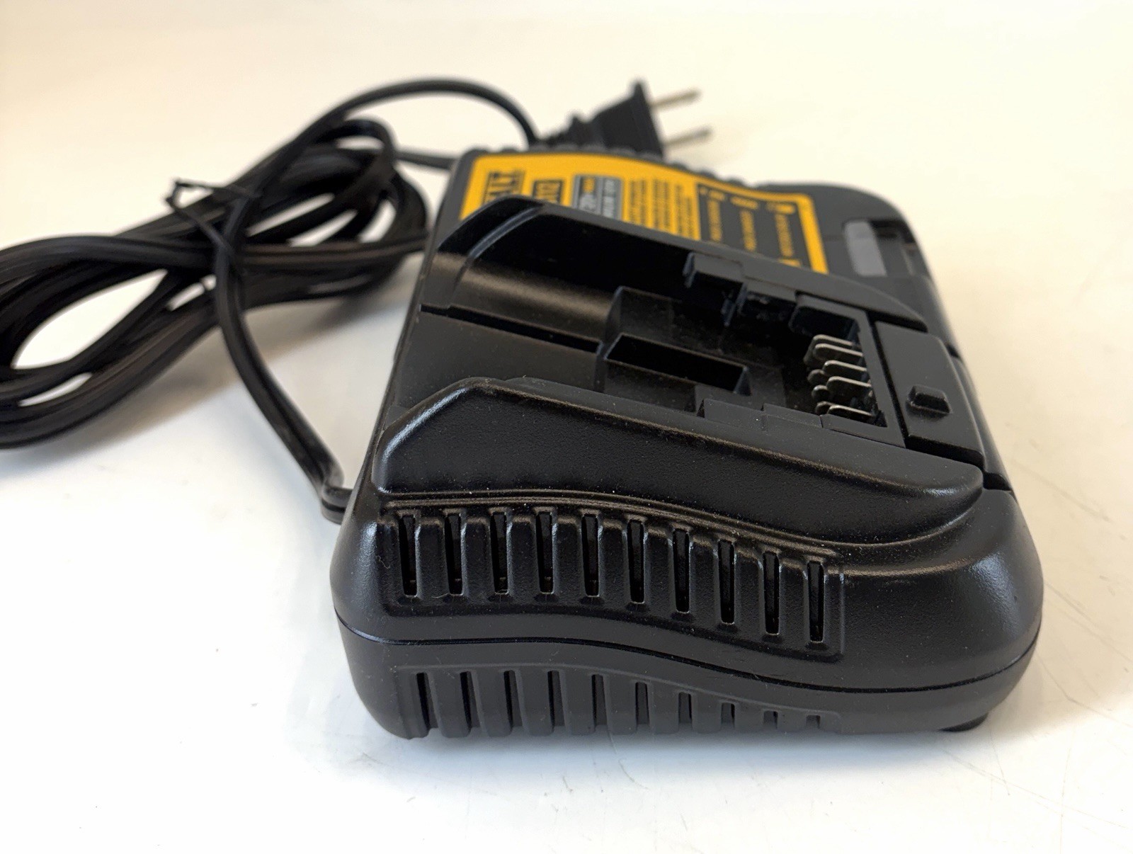 DeWalt 12V/ 20V Battery Charger For Battery DCB204 DCB200 DCB205 Model DCB112