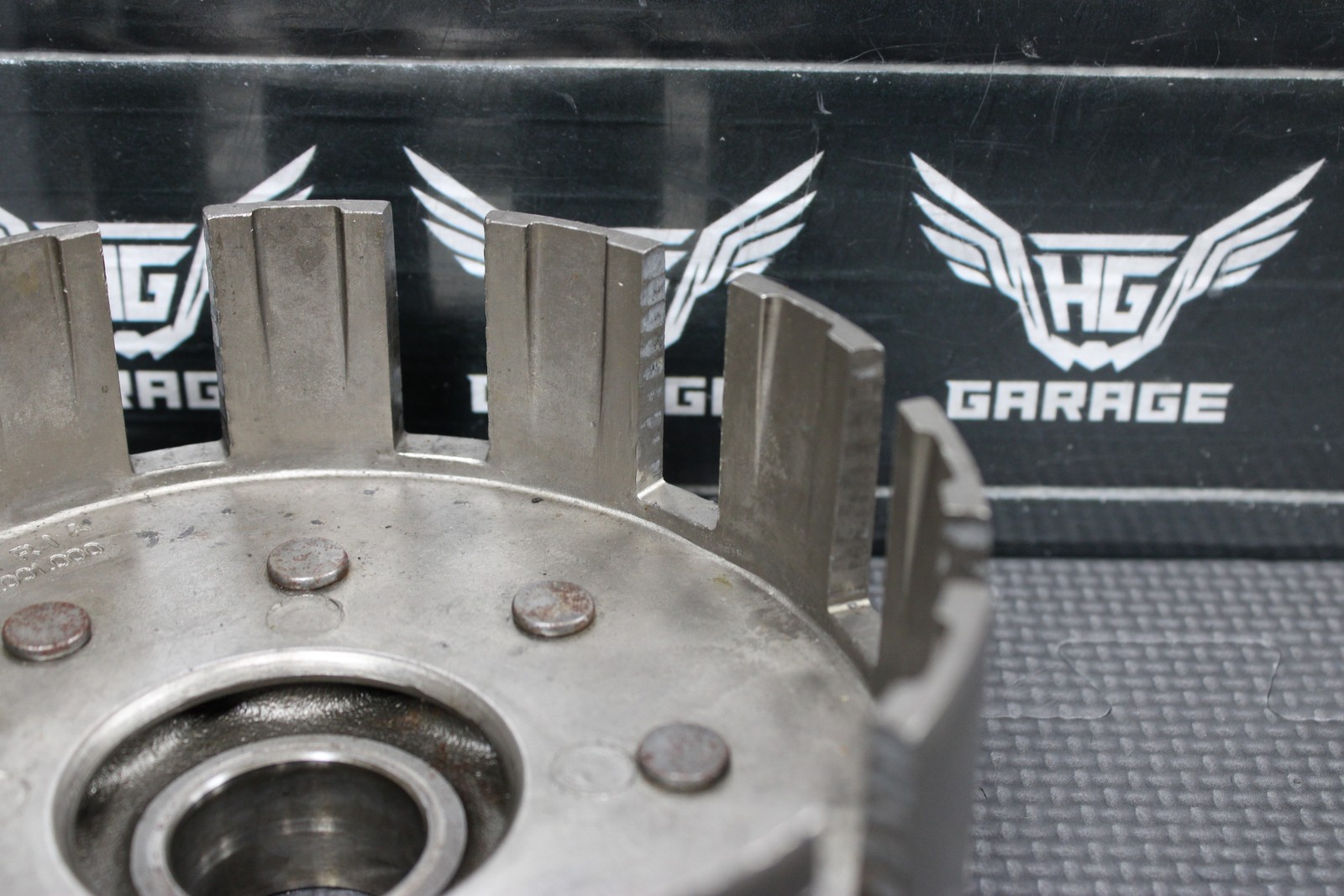 2000 KTM 250 300 EXC OEM COMPLETE CLUTCH BASKET W PLATES INNER OUTER HUBS GOOD