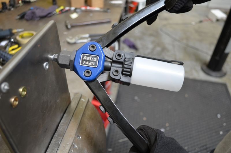 Astro Pneumatic 1423 1/4" Capacity Heavy Duty Riveter (Comes w/ (5) Nosepieces)