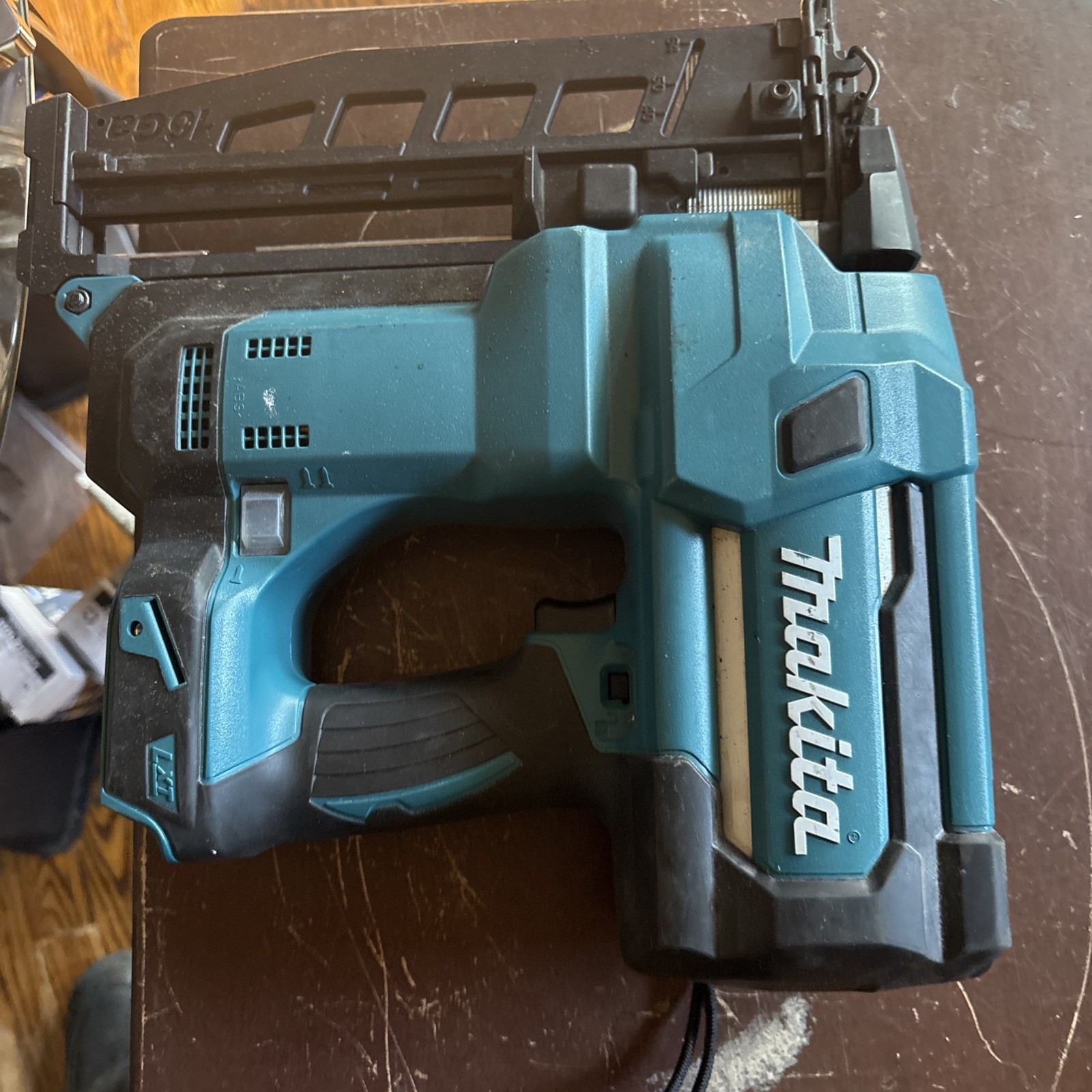 Makita XNB02Z 18V LXT 16-Gauge Cordless 2-1/2 in. Straight Finish Nailer