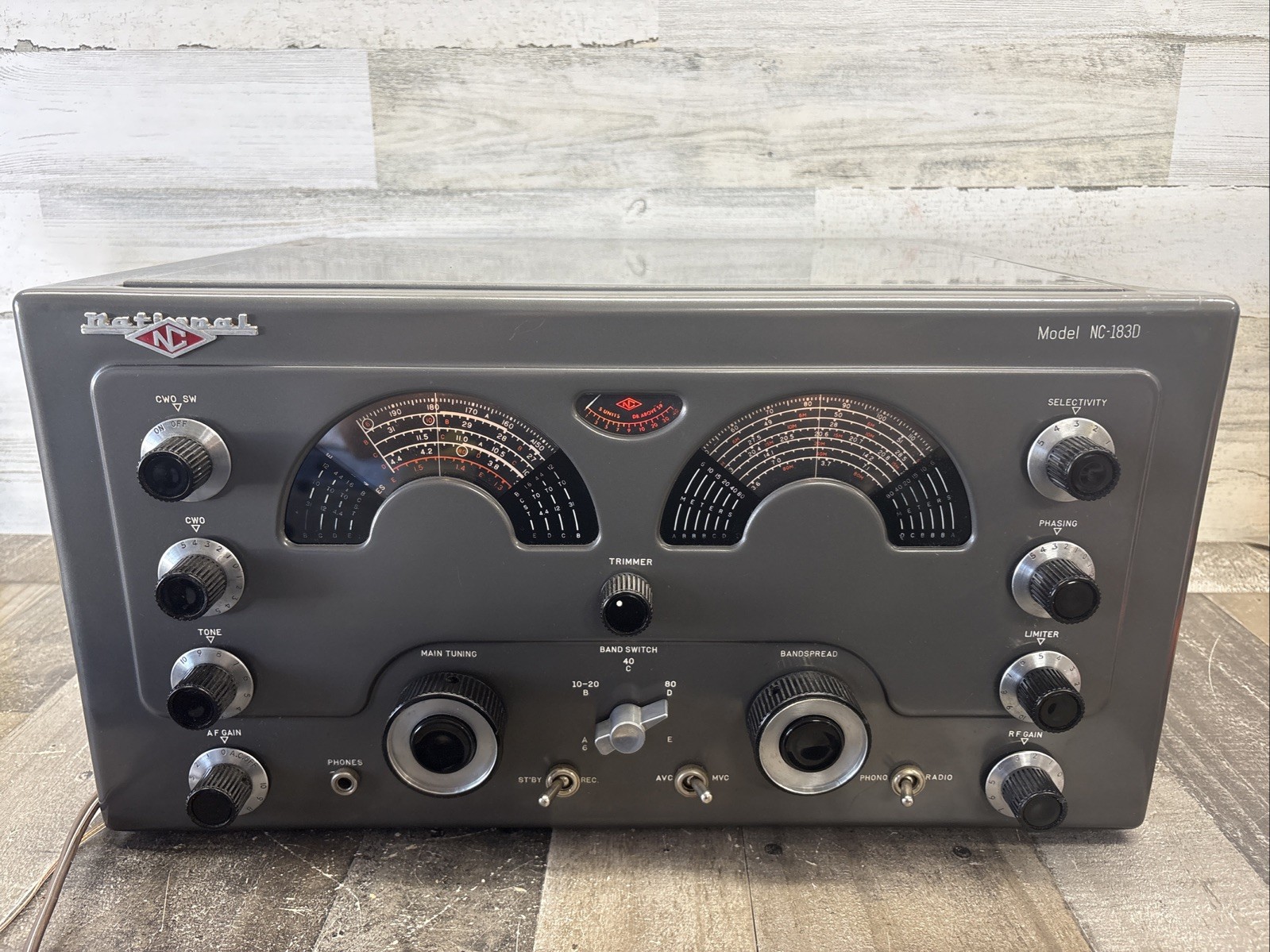 Very Nice National NC-183D Communications Receiver Powers On