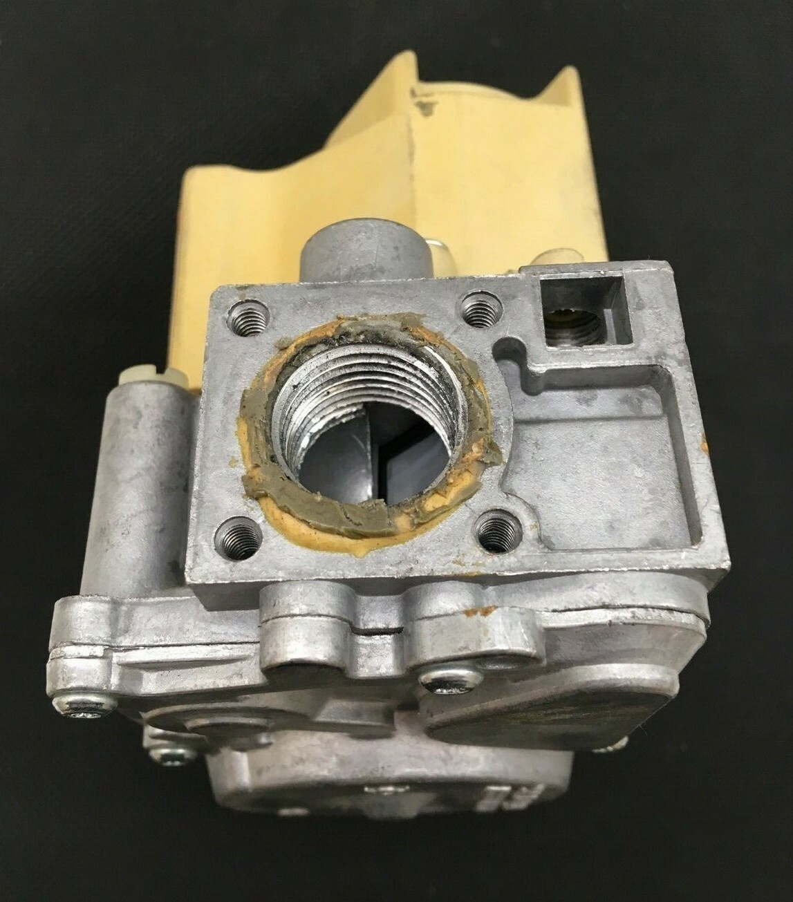 Honeywell VR8205H8016 HVAC Furnace Gas Valve Rheem Ruud 60-22866-01 used #G26