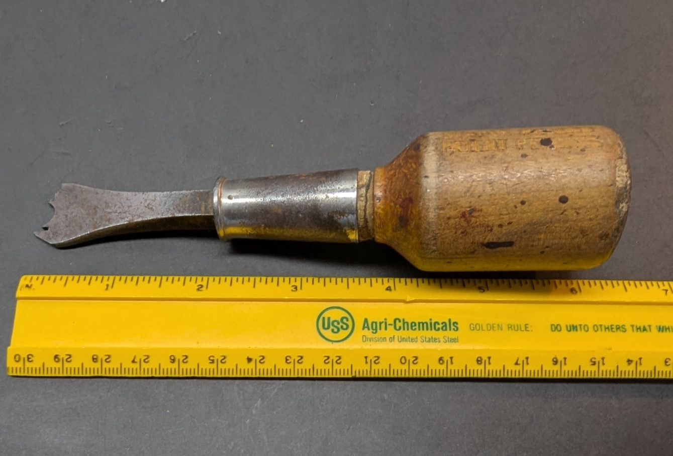 Berry’s Staple Remover Puller for Upholstery Pool Table Recover Wooden Handle 6"