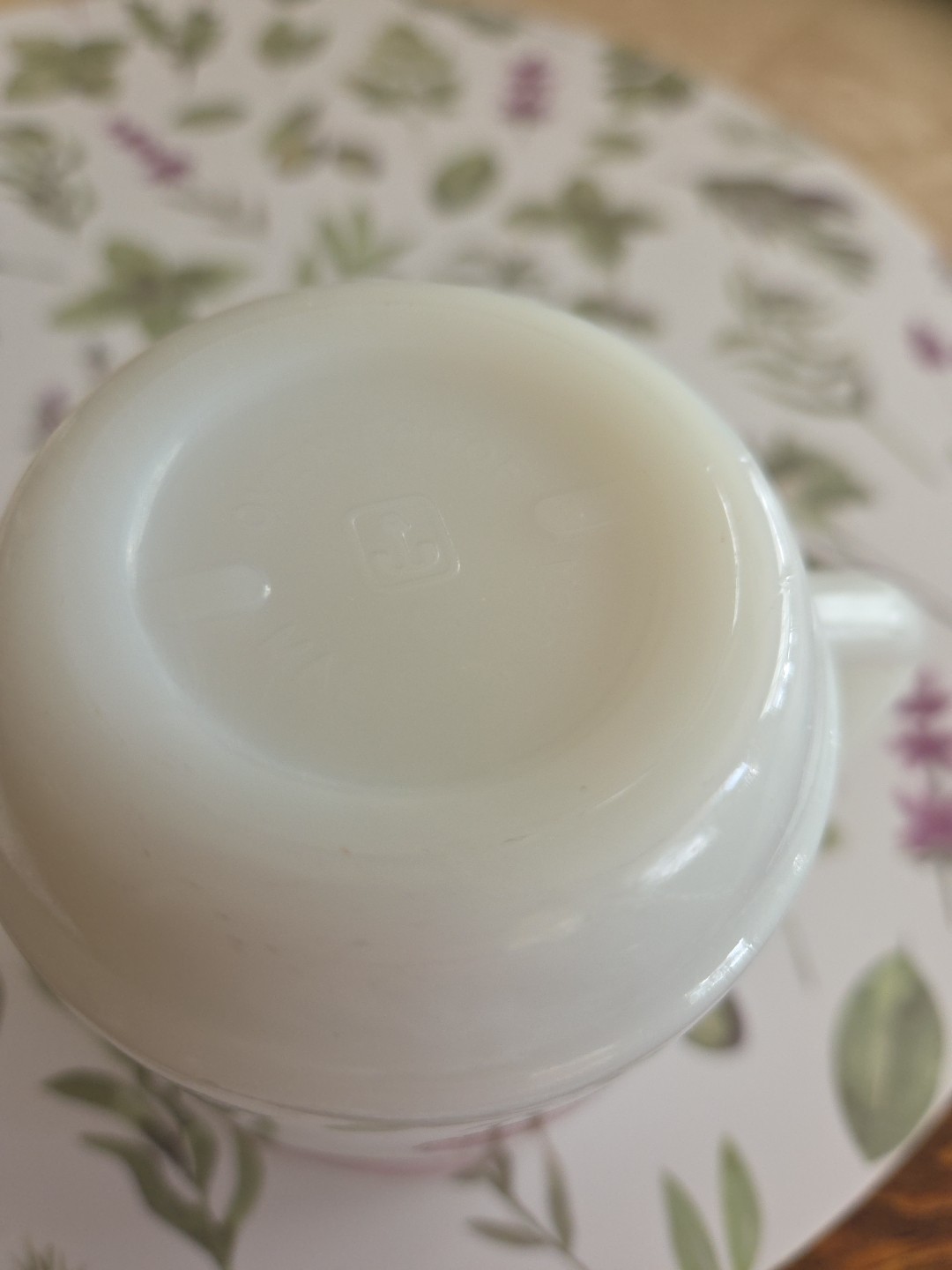 Vintage Anchor Hocking Strawberry Shortcake / Raspberry tart Milk Glass Mug 1980