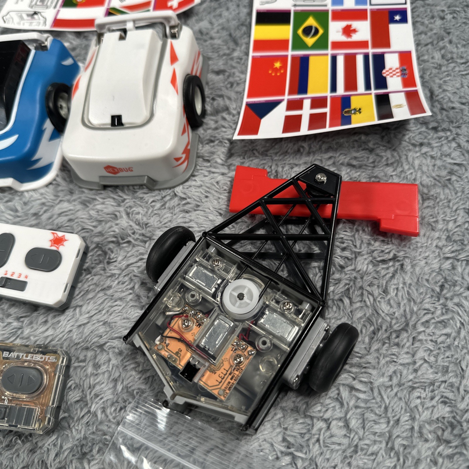 Lot 4 HEXBUG BATTLEBOTS 2 Remotes Stickers And Soccerballs Robots Toys Learning