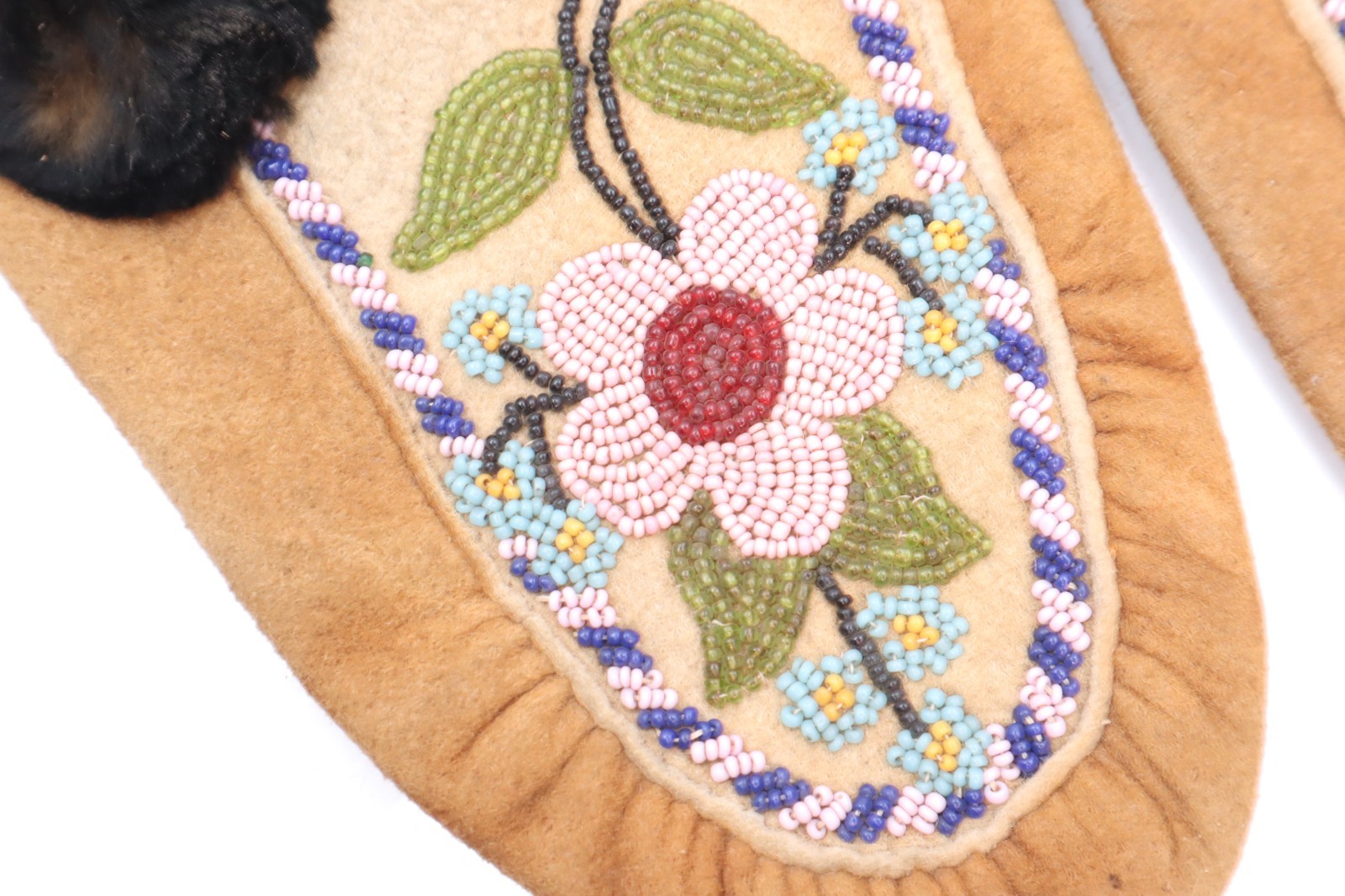 VINTAGE CREE INDIAN FLORAL Leather BEADED MOCCASINS native American 7"