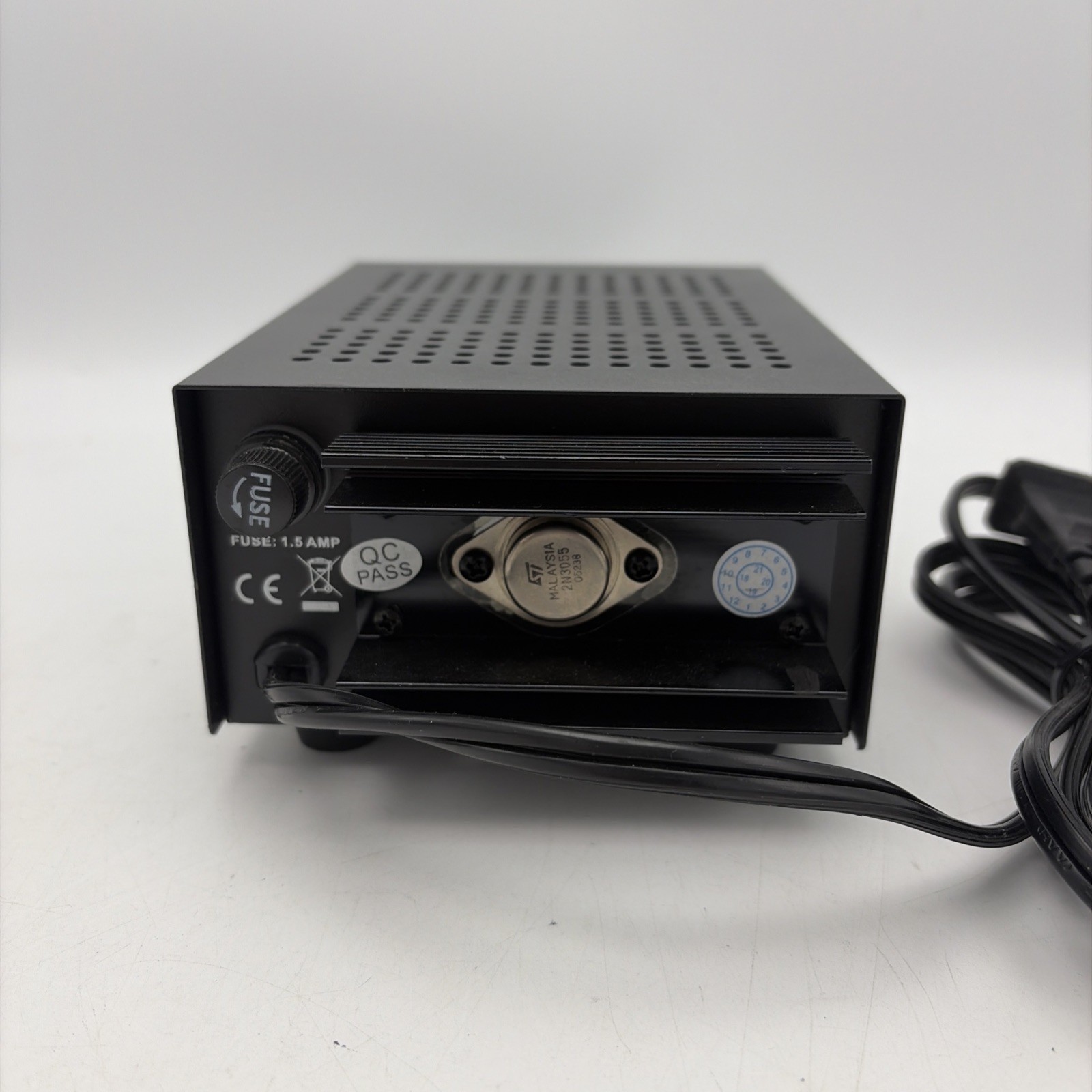 PYRAMID AC-to-DC Power Converter 2.5Amp Bench Power Supply (PS3KX)