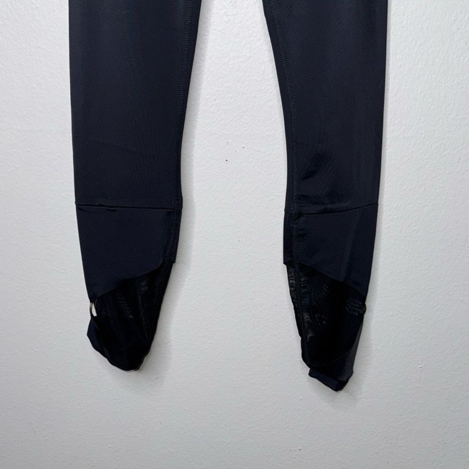 BEYOND YOGA High Waisted Mesh Ring Accent Leggings Size SMALL