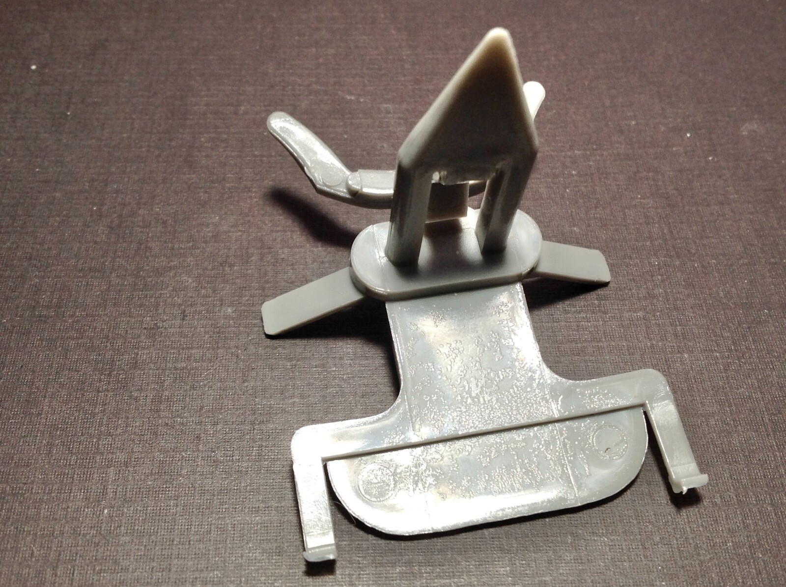 1 pc NORS rear window garnish lower moulding clips 1980-1984 Cadillac Olds Buick