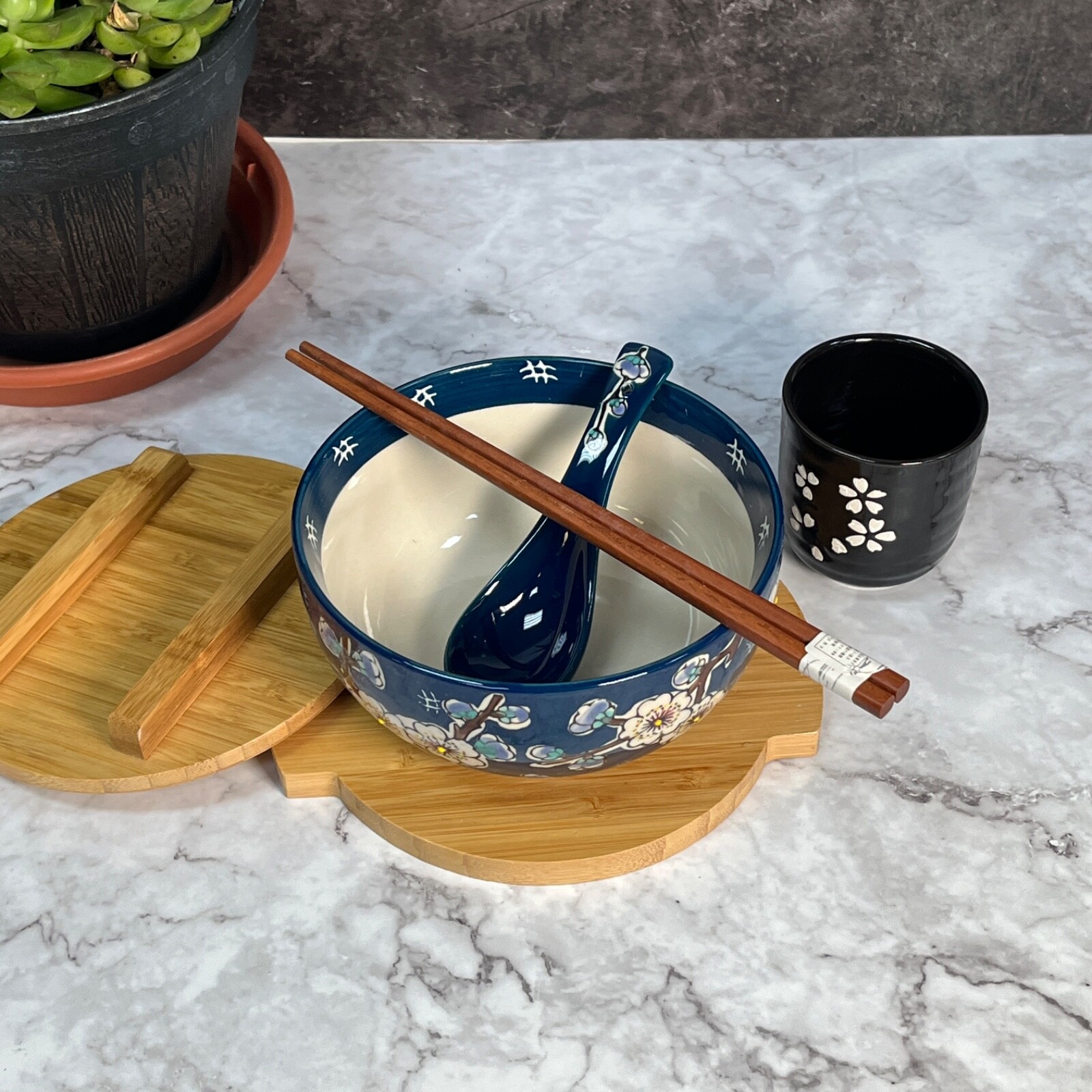 Cherry Blossom Blue Japanese Ceramic Rice Noodle Ramen Bowl w/ Bamboo Lid Trivet