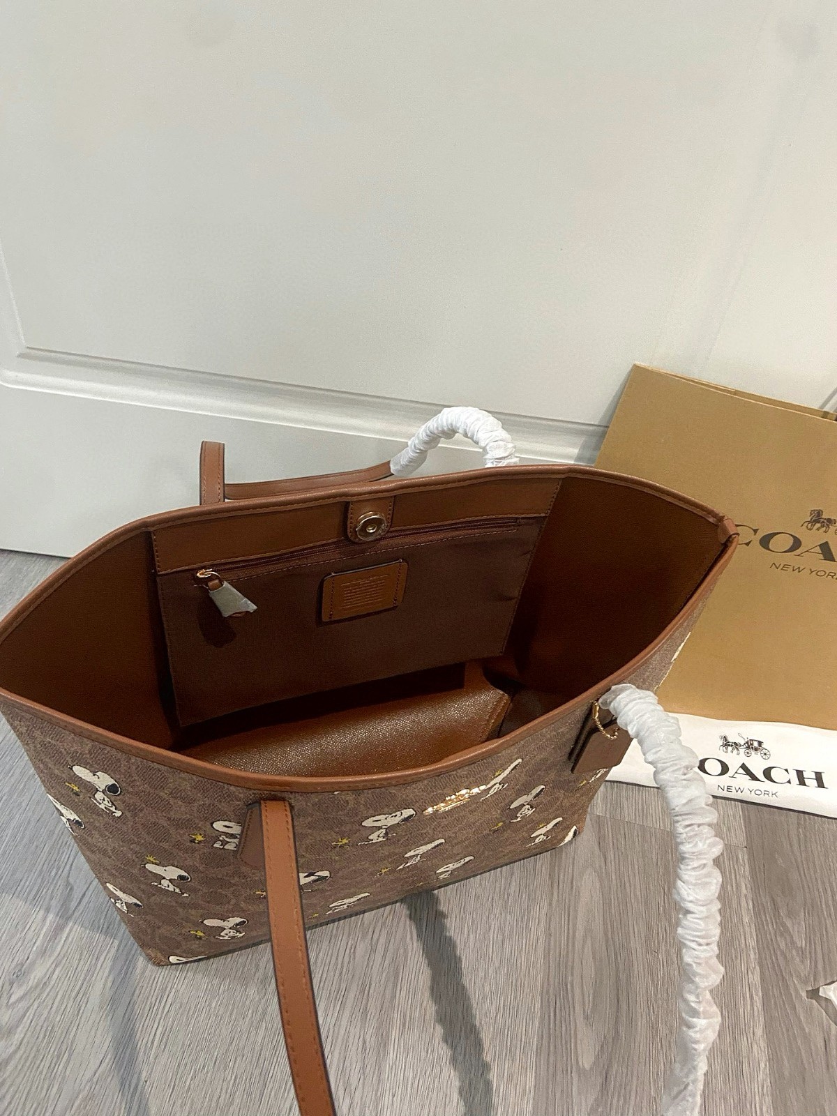 New COACH x PEANUTS CBJ89 City Tote Bag Signature Coated Canvas Snoopy OutletNEW