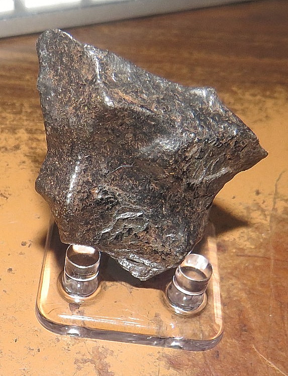 75 gm . CANYON DIABLO IRON METEORITE TOP GRADE ARIZONA STAND USA
