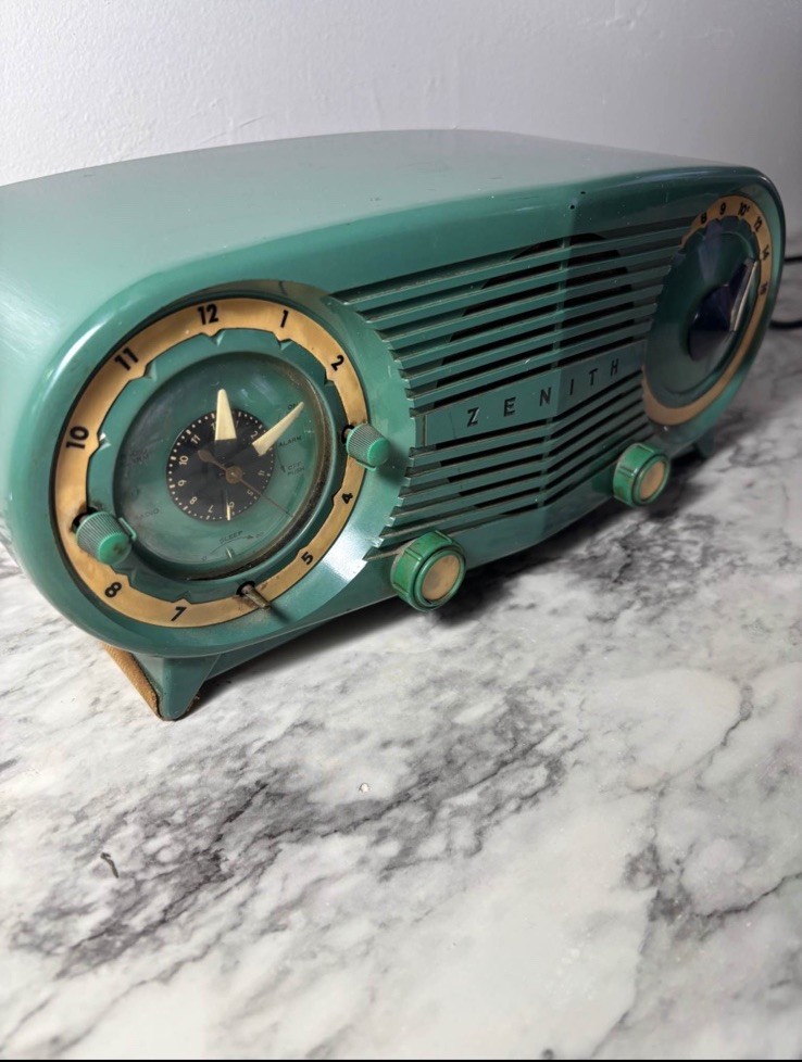 1952 Zenith J-616W The Owl Eyes Telechron Clock 6 Tube AM Radio Green & Yellow