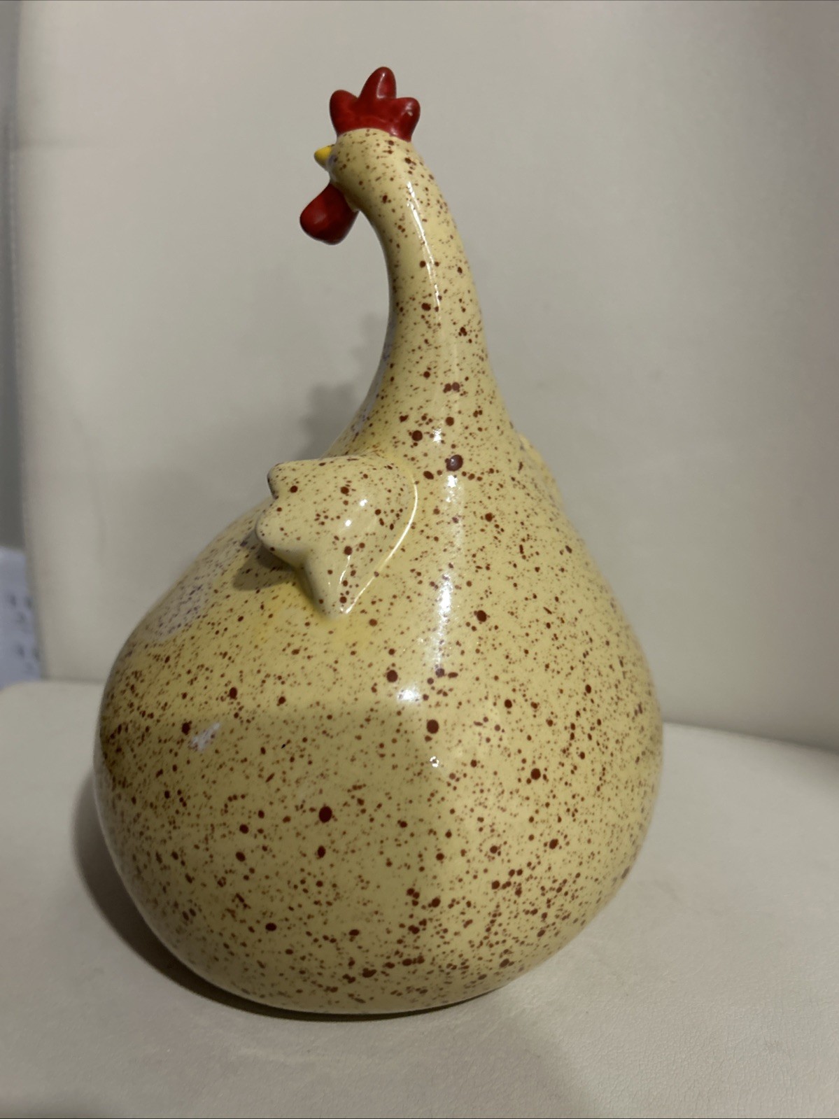 VINTAGE CERAMIC HEN FIGURINE FROM THE " LES POULES" COLLECTION