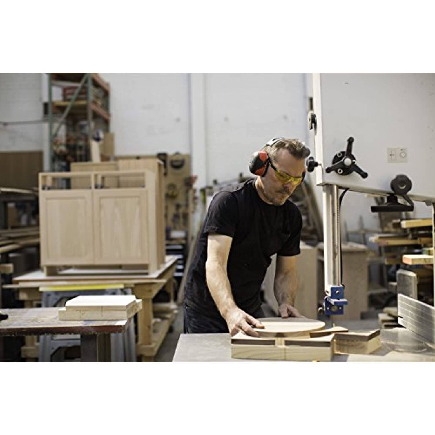 3M Pro-Grade Noise-Reducing Earmuff, NRR 30 dB, Lightweight and Adjustable