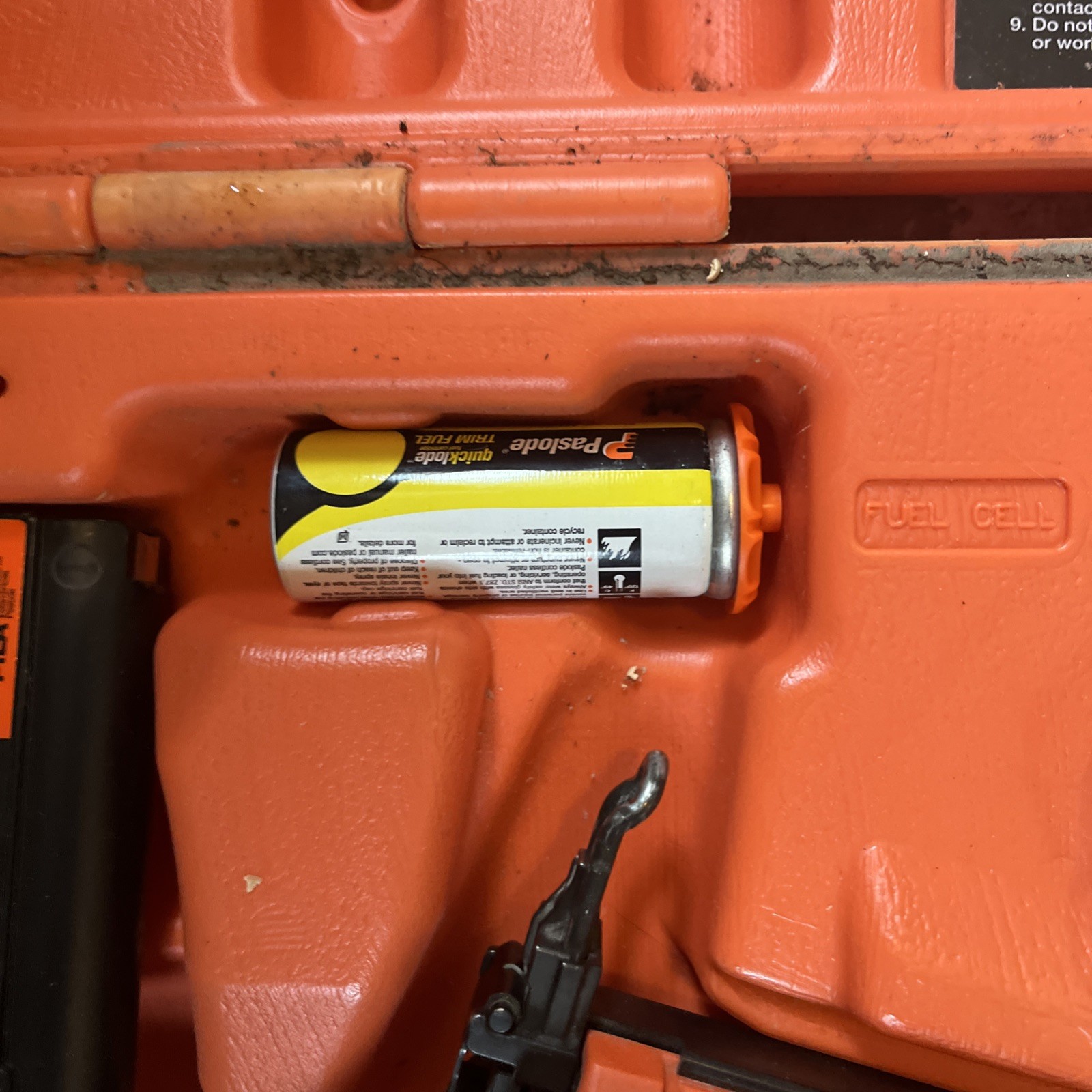 Paslode Cordless 18 Gauge Brad Nailer Kit w/ Case Battery Charger