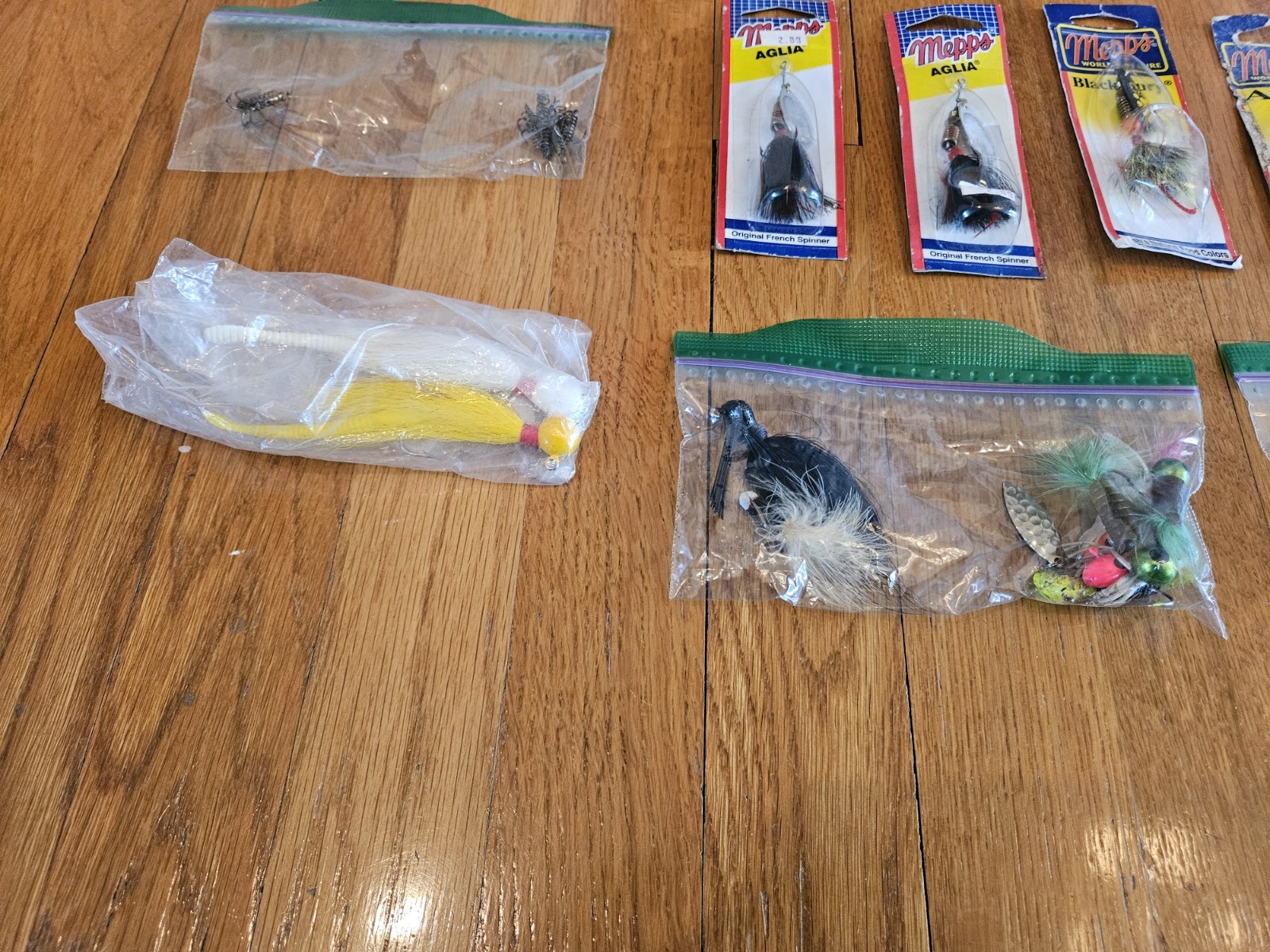 ~ Fishing Tackle Box Lot Hooks Swivels Leads Weights Lead Head Eagle Claw +++ ~