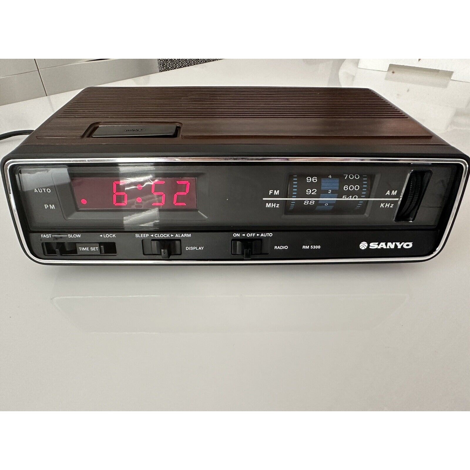 VINTAGE *NEW* 1980's Sanyo RM 5300 Walnut LED Alarm Clock Radio