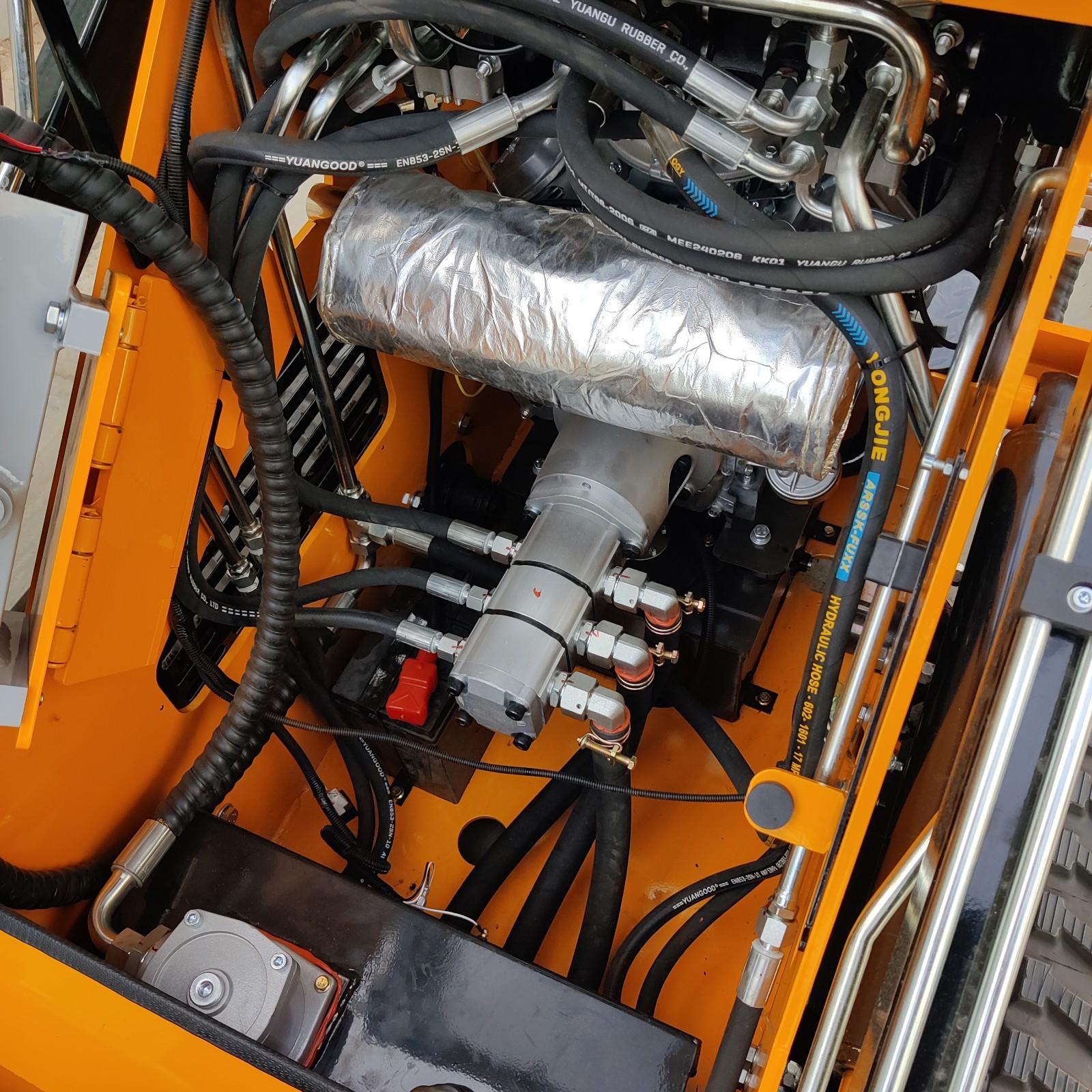 Free Shipping Mini Skid Steer Loader TYPHON STOMP 501 Compact Track 23.5 HP Gas