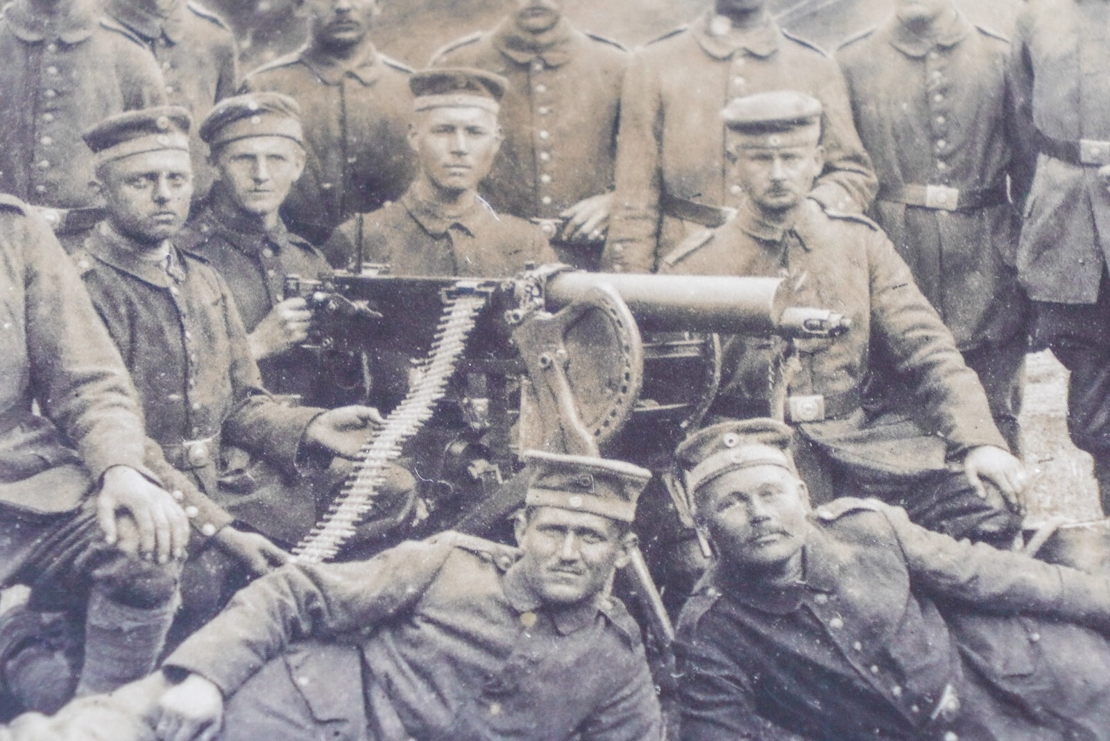 WWI 1917 Photo of 20 German Soldiers in Uniform with Machine Gun Post Card WW1