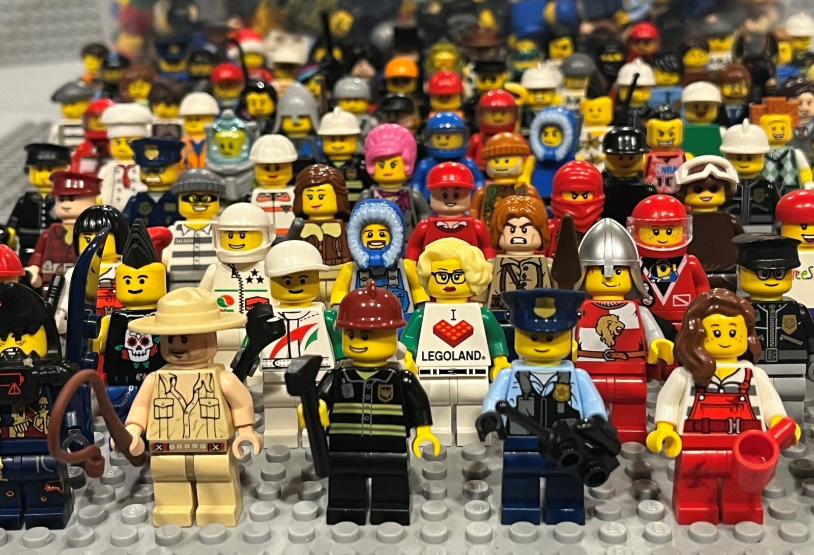 LEGO MINIFIGURES BULK LOT OF 10 TOWN CASTLE CITY SPACE + 30 FREE ACCESSORIES