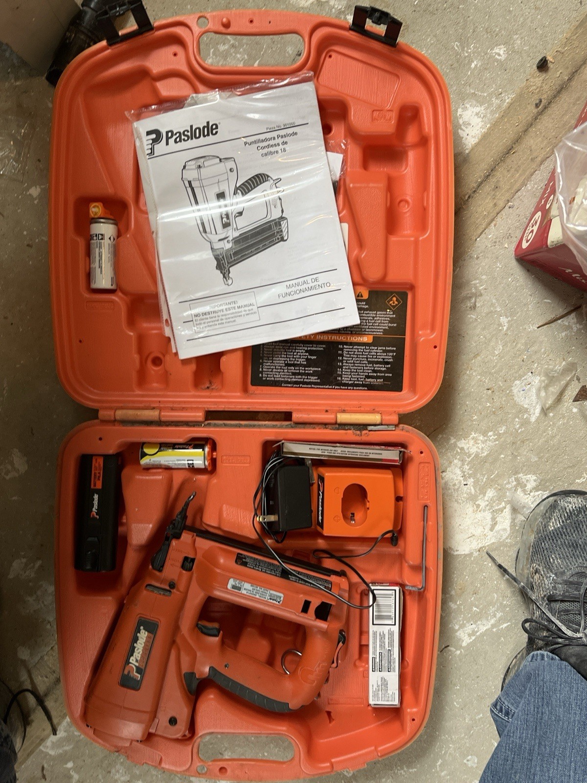 Paslode Cordless 18 Gauge Brad Nailer Kit w/ Case Battery Charger