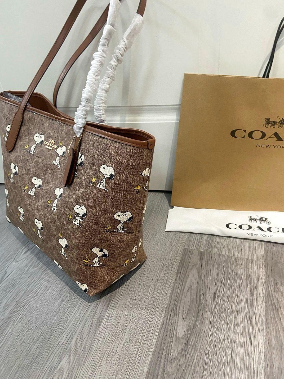 New COACH x PEANUTS CBJ89 City Tote Bag Signature Coated Canvas Snoopy OutletNEW