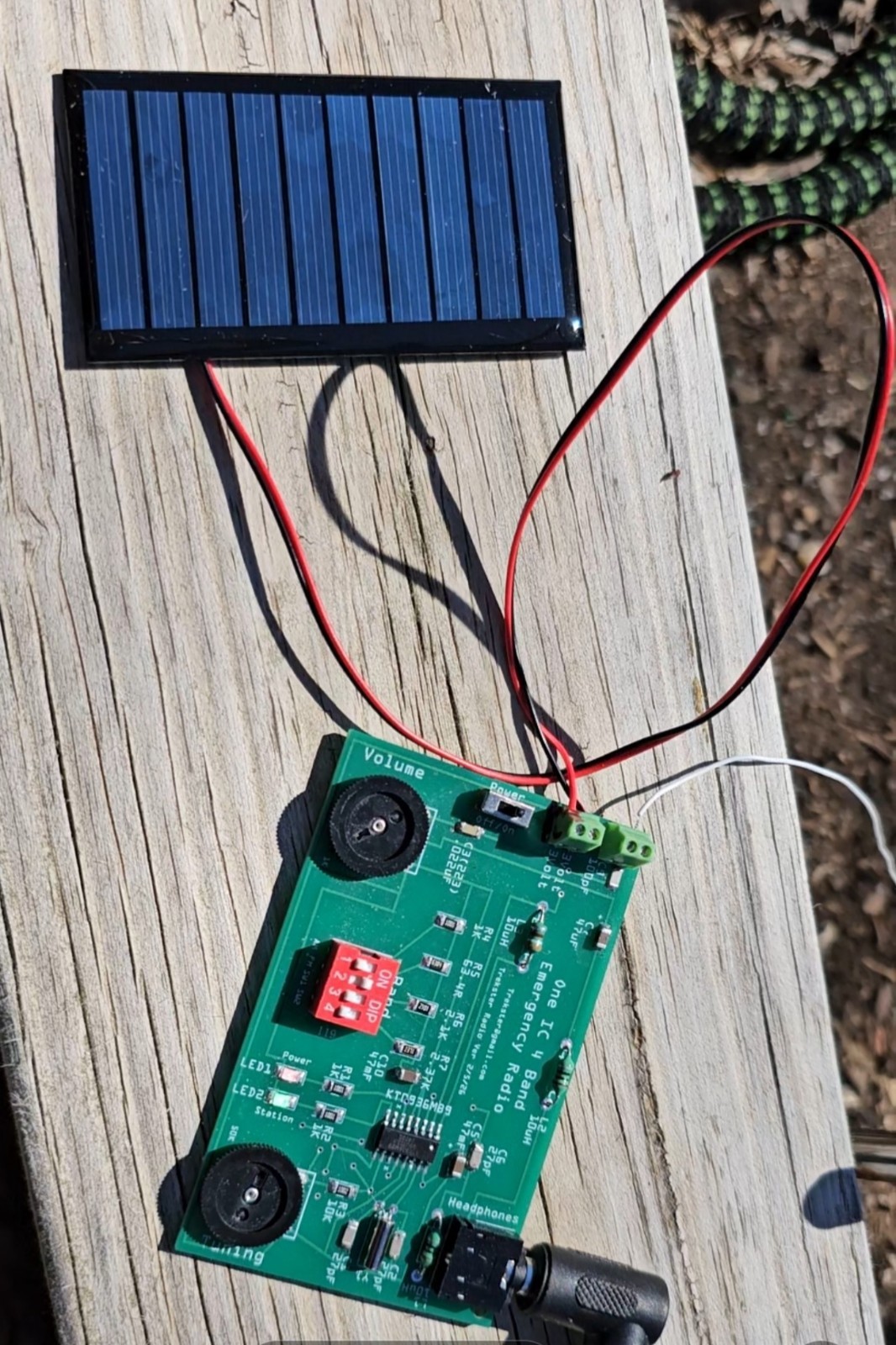 One IC 4 band Emergency Radio Kit. Receives AM FM SW1 SW2 It's a Fun DIY Kit !