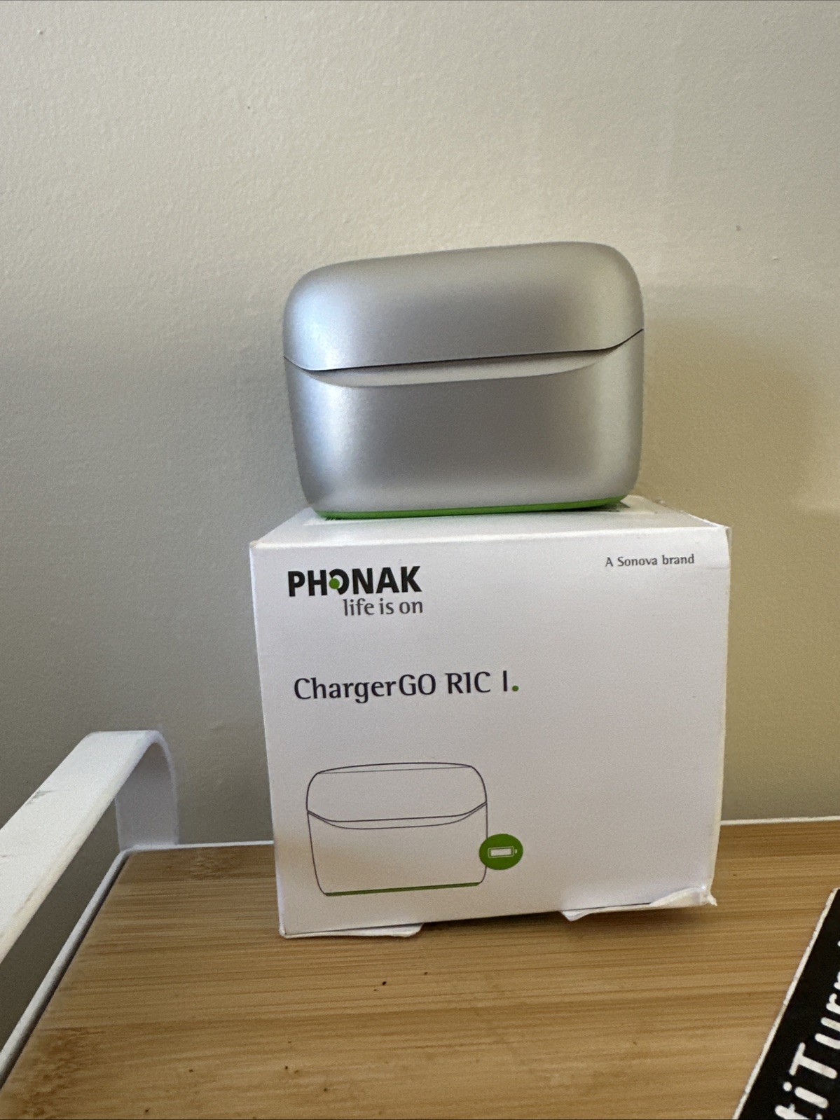 New Phonak ChargerGo RIC I Infinio with Power Cord & Wall Adapter