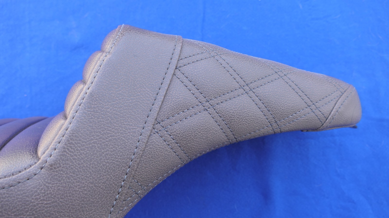 Saddlemen Ribbed Step-up Brown Seat Harley Sportster 1200 883 4.5 Gal 2004-2022